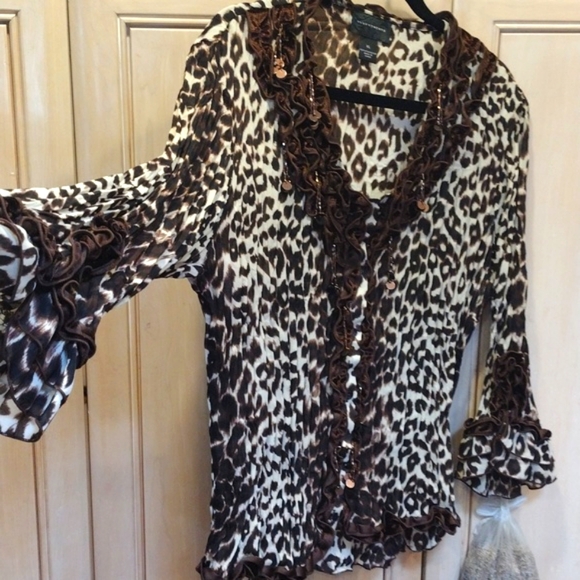 🖤Vintage Leopard Ruffle Accordion Top with Beads - Picture 3 of 15